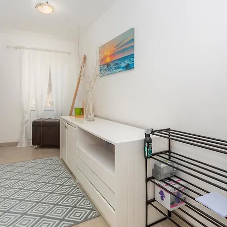 Apartman In With House Sea View *